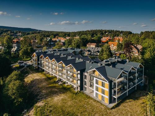 eine Luftansicht eines Gebäudes mit Dach in der Unterkunft Stay4U Apartments Belle View in Szklarska Poręba