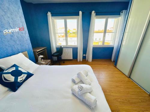 une chambre d'hôtel avec un lit avec des serviettes dessus dans l'établissement L'Ancre de Royan - clim, plage à pied, 6pers, à Royan