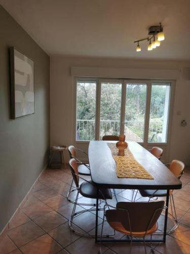 une salle à manger avec une table et des chaises dans l'établissement appartement 2 chambres, à Draguignan