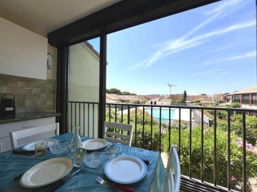- une table à manger avec vue sur un balcon dans l'établissement Appartement Studio Cabine - Gruissan GN020-211, à Gruissan
