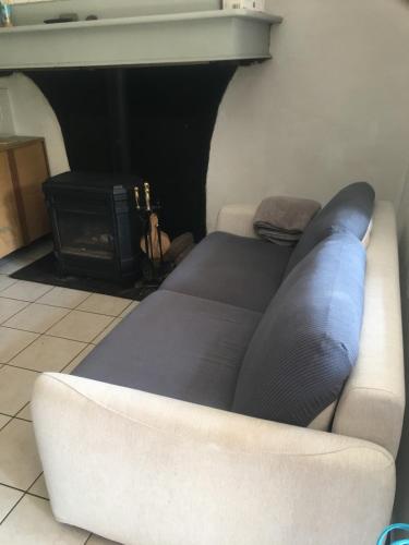 - un canapé dans le salon avec cheminée dans l'établissement Duplex Apartment for 8 à 10 people with garden, à Campan