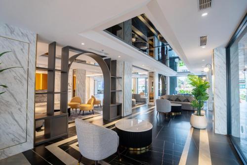 Гостиная зона в Aston Emidary Bangka Hotel and Conference Center