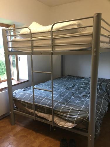 - un lit superposé avec une couette bleue dans l'établissement Duplex Apartment for 8 à 10 people with garden, à Campan