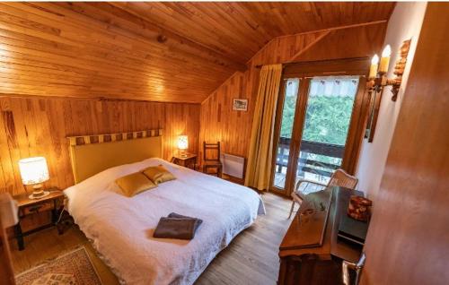 une chambre avec un lit et une grande fenêtre dans l'établissement Chalet vue montagne nature à Abriès Queyras, à Abriès