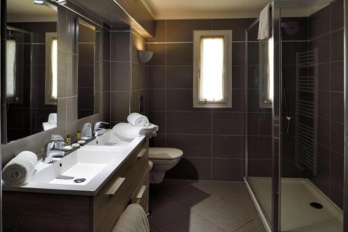 Ένα μπάνιο στο Best Western Hotel Casa Bianca, Piscine Intérieure et Extérieure