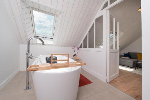 La salle de bains est pourvue d'un lavabo. dans l'établissement Ker Mam - Belle-Ile, à Sauzon