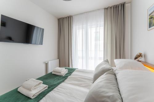 Łóżko lub łóżka w pokoju w obiekcie Apartament Sunset Resort 6 SurfingBird Grzybowo