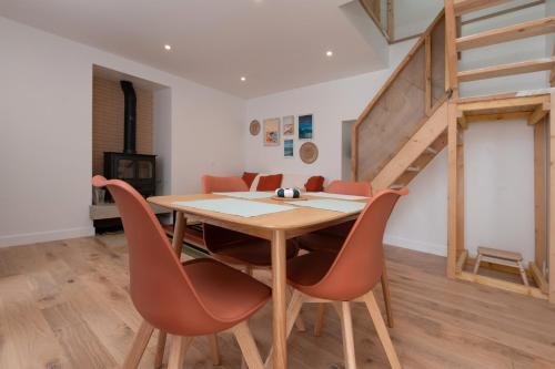 une salle à manger avec une table et des chaises en bois dans l'établissement Ker Mam - Belle-Ile, à Sauzon