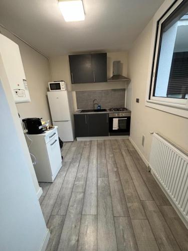 une pièce vide avec une cuisine équipée d'un comptoir dans l'établissement Superbe grand studio, parking, à Saint-Priest