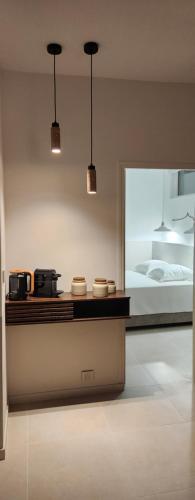 une cuisine avec un comptoir avec des casseroles et des poêles dans l'établissement L'Oustaou Paradis, à Marseille