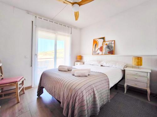 ein Schlafzimmer mit einem Bett mit zwei Handtüchern darauf in der Unterkunft Refugio Costero en S'Agaró cerca de Playas Top in S'Agaró