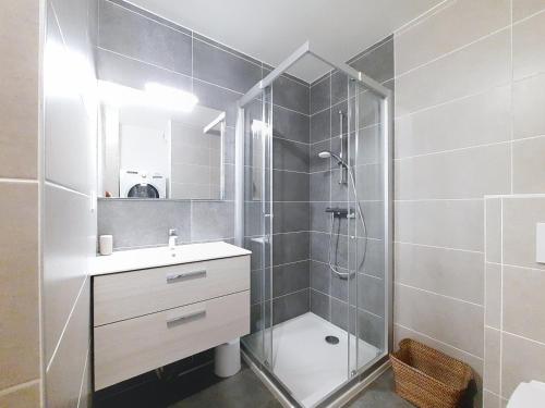 une salle de bain avec une douche, un lavabo et un miroir dans l'établissement Loges de Celestin LTB103 NATURE & MOUNTAIN 4 Pers, à Châtel