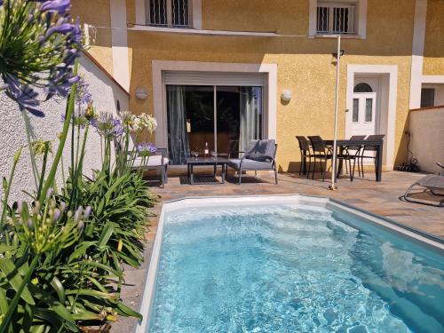 une piscine dans l'arrière-cour d'une maison dans l'établissement Le Loft Nature Bien-Etre Piscine Chauffée Privée du Tarn entre Toulouse et Albi & Les Cottages du Tarn, à Peyrole