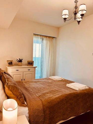 a bedroom with a large bed and a window at Aparthotel Mirage Sunset - zona Hotel Rex in Mamaia