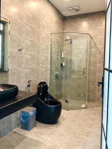 a bathroom with a shower and a toilet and a sink at Tony Villa Homestay Ba Vì in Ba Vì