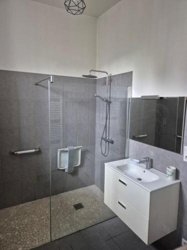 Ένα μπάνιο στο maison de style