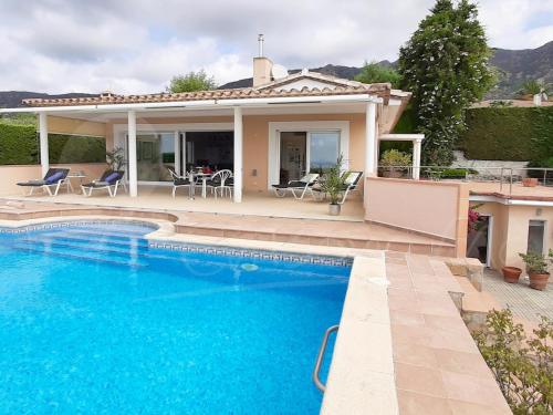 a villa with a swimming pool and a house at Alquiler de espaciosa casa en privilegiada zona residencial cercana a Roses y Empuriabrava - ES-366-9 in Palau-Saverdera