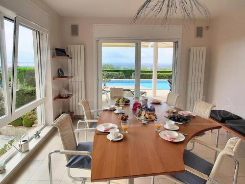 a dining room with a wooden table with chairs at Alquiler de espaciosa casa en privilegiada zona residencial cercana a Roses y Empuriabrava - ES-366-9 in Palau-Saverdera