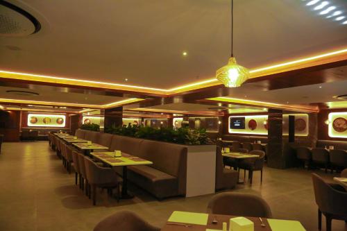 Restaurace v ubytování Hotel Tulips Grand