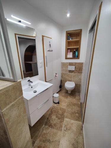 Photo de la galerie de l'établissement Chambre avec salle d'eau privée, aux Arcs-sur-Argens