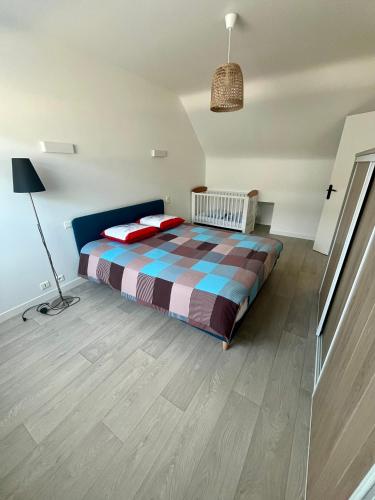 - une chambre avec un lit et une lampe dans l'établissement Villa Monica, à Baud