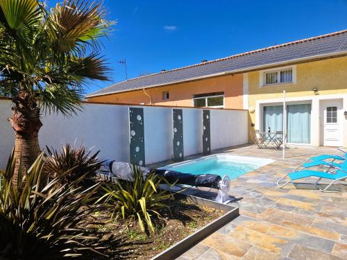 une piscine dans une cour à côté d'une maison dans l'établissement Le Gîte Nature Bien-Etre Piscine Chauffée Privée du Tarn entre Toulouse et Albi & Les Cottages du Tarn, à Peyrole