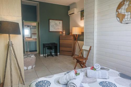 a room with a bed with towels on it at KETYA Duplex Mabouya OU Studio Hamac in Le Gosier
