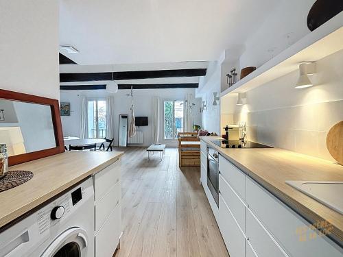 une cuisine avec laveuse et sécheuse dans l'établissement Hyper Centre Vieux Port - Loft - Les Frères de la Loc', à Marseille