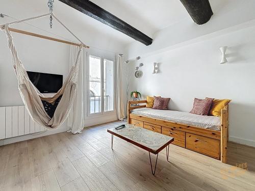 - un salon avec une balancelle et une table dans l'établissement Hyper Centre Vieux Port - Loft - Les Frères de la Loc', à Marseille