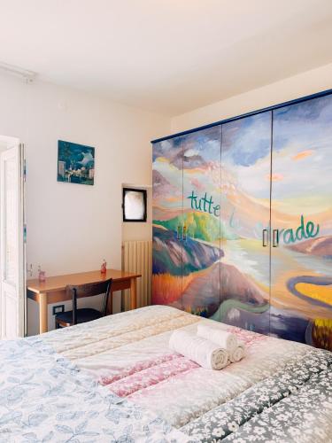 Un dormitorio con una cama con un cuadro en la pared. en Hostel San Mercurio, en Toro