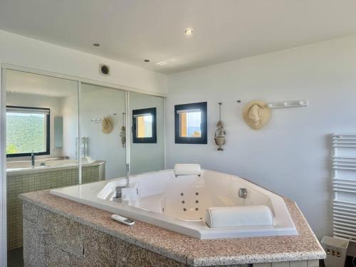 Bilik mandi di Villa d'exception à Tizzano