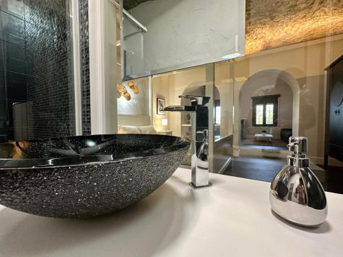 un baño con un gran fregadero negro en una encimera en Avalon in Setenil, en Setenil