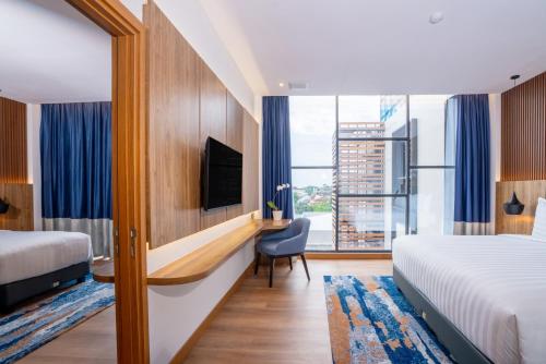 Кровать или кровати в номере Aston Emidary Bangka Hotel and Conference Center