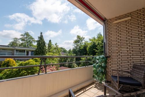 a balcony with a large window and a bench at Benvenuto in The Hague