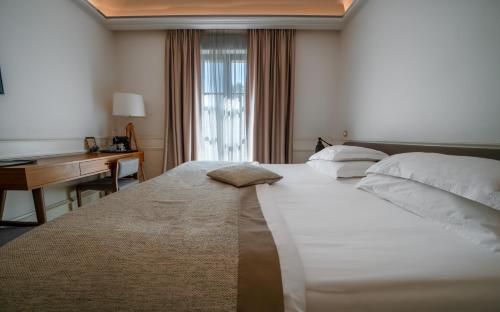 Postel nebo postele na pokoji v ubytování Hotel Majestic