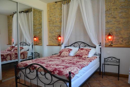 - une chambre avec 2 lits et des oreillers rouges dans l'établissement Côté Barbacane - Parking privé - 100m Cité Médiévale, à Carcassonne