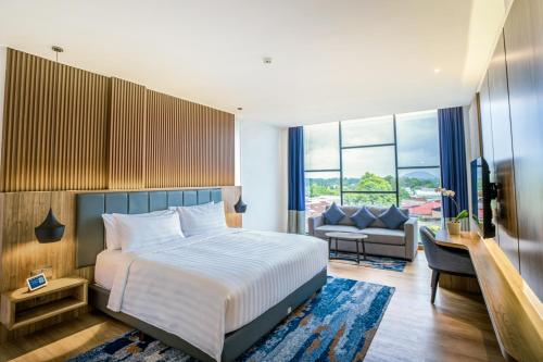 Кровать или кровати в номере Aston Emidary Bangka Hotel and Conference Center