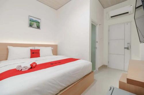 Ένα ή περισσότερα κρεβάτια σε δωμάτιο στο RedDoorz Plus near RS RK Charitas 2 Palembang