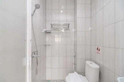 Ένα μπάνιο στο RedDoorz Plus near RS RK Charitas 2 Palembang