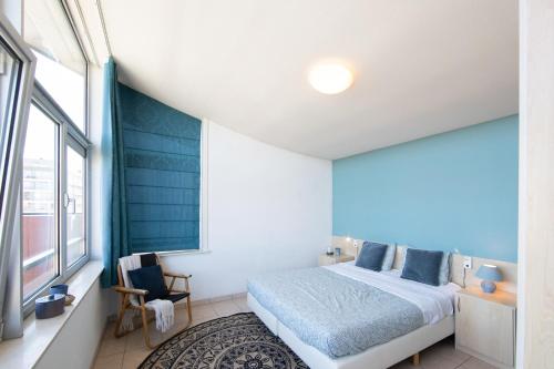 Un dormitorio con una cama y una ventana grande. en Gauguin F 0602, en Nieuwpoort