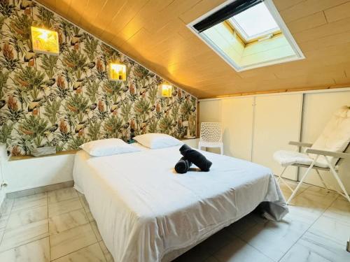 - une chambre avec un grand lit et une fresque murale dans l'établissement Valras-Loc Vue sur la Ville et Apercu de la Mer, à Valras-Plage