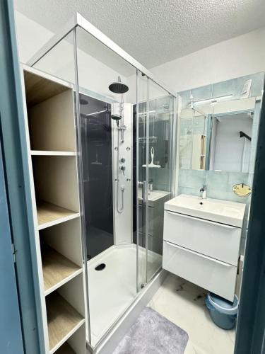 une salle de bain avec douche et lavabo dans l'établissement Valras-Loc Vue sur la Ville et Apercu de la Mer, à Valras-Plage