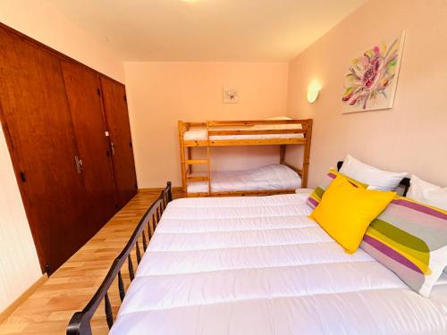 une chambre avec un lit et un lit superposé dans l'établissement Appartement T2 Est à 300m des plages, à Mimizan