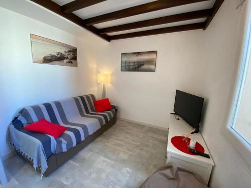 Appartement rénové 2** à 5 min de la plage avec parking et balcon, idéal pour 4 personnes - FR-1-732-10
