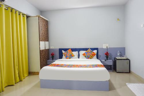 Postel nebo postele na pokoji v ubytování FabHotel Baner Executive - Nr MCF Camp
