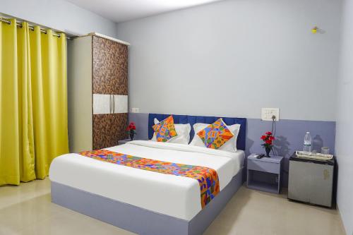 Postel nebo postele na pokoji v ubytování FabHotel Baner Executive - Nr MCF Camp