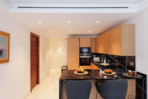 een keuken met een groot kookeiland in een kamer bij GRAY 3e1 in Cannes
