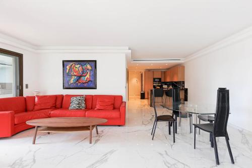 een woonkamer met een rode bank en een tafel bij GRAY 3e1 in Cannes