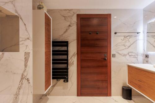 een badkamer met een douche en een houten deur bij GRAY 3e1 in Cannes