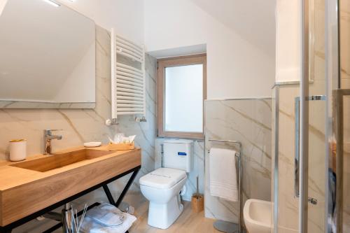 a bathroom with a toilet and a sink and a tub at Vico degli Orti in Mistretta